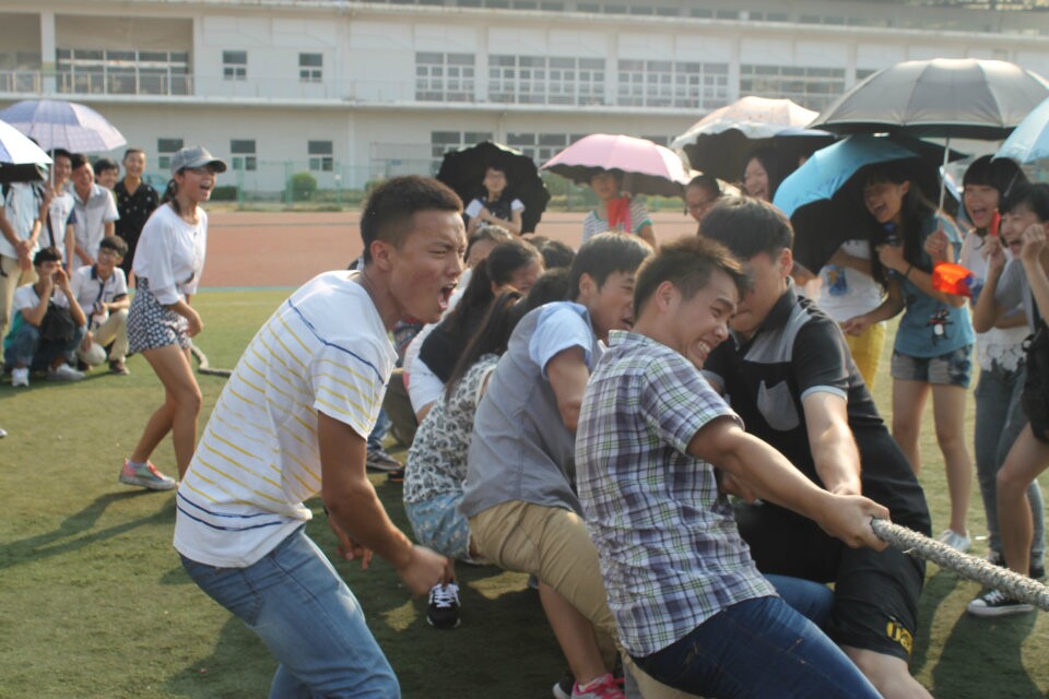拼搏力量 连接友谊 --数计学院“迎国庆”新生拔河比赛